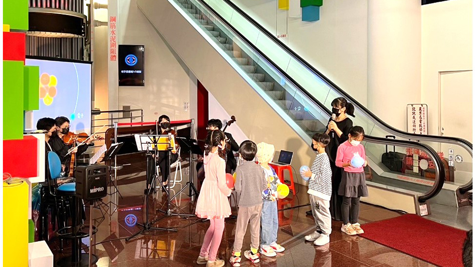 小草田室內樂團以說故事的方式玩音樂，並與小朋友們玩遊戲互動。